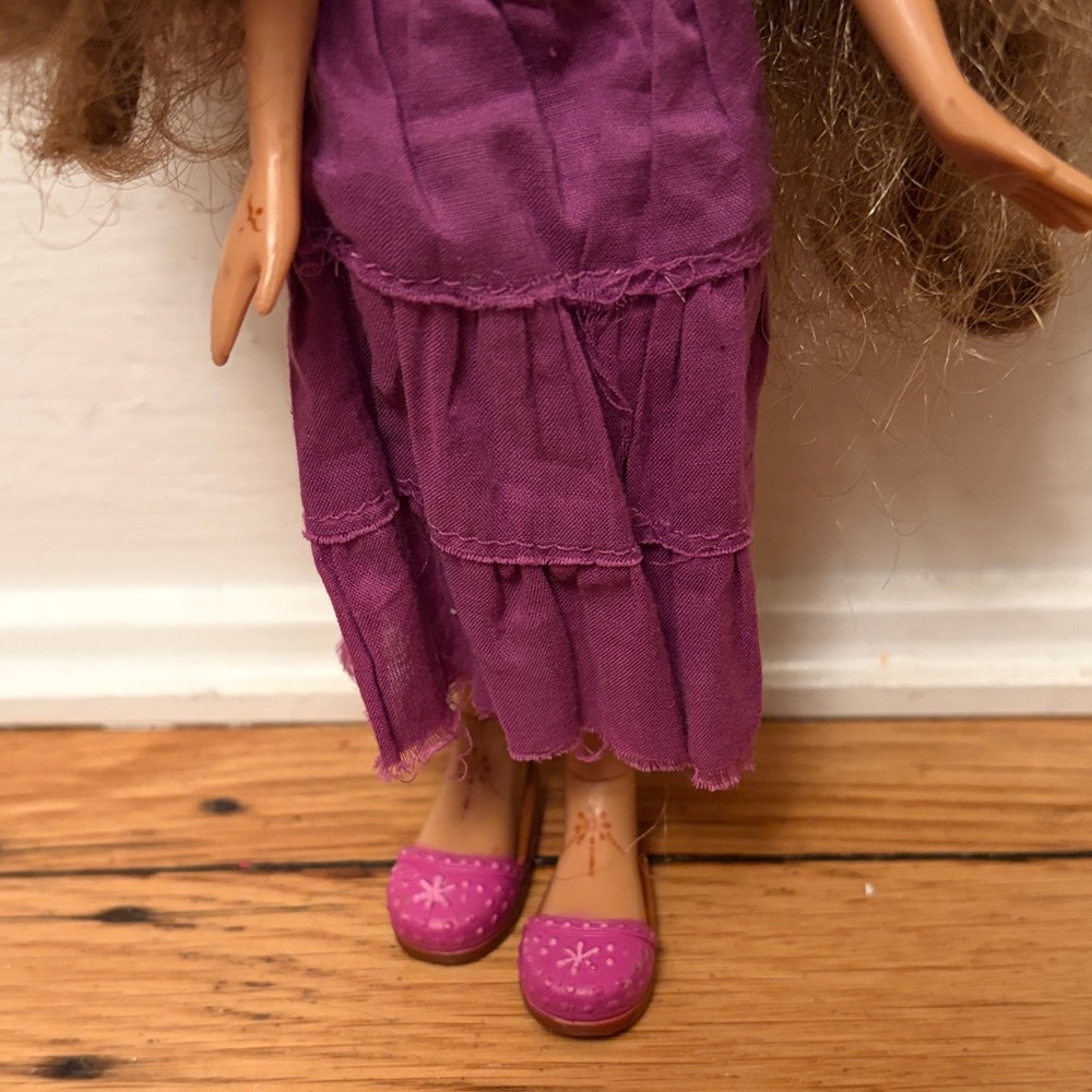Bratz Genie Magic Yasmin Doll with Purple Outfit and Brown Hair - Picture 3 of 11
